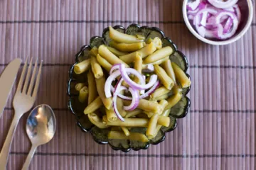 green beans with purple onion on top